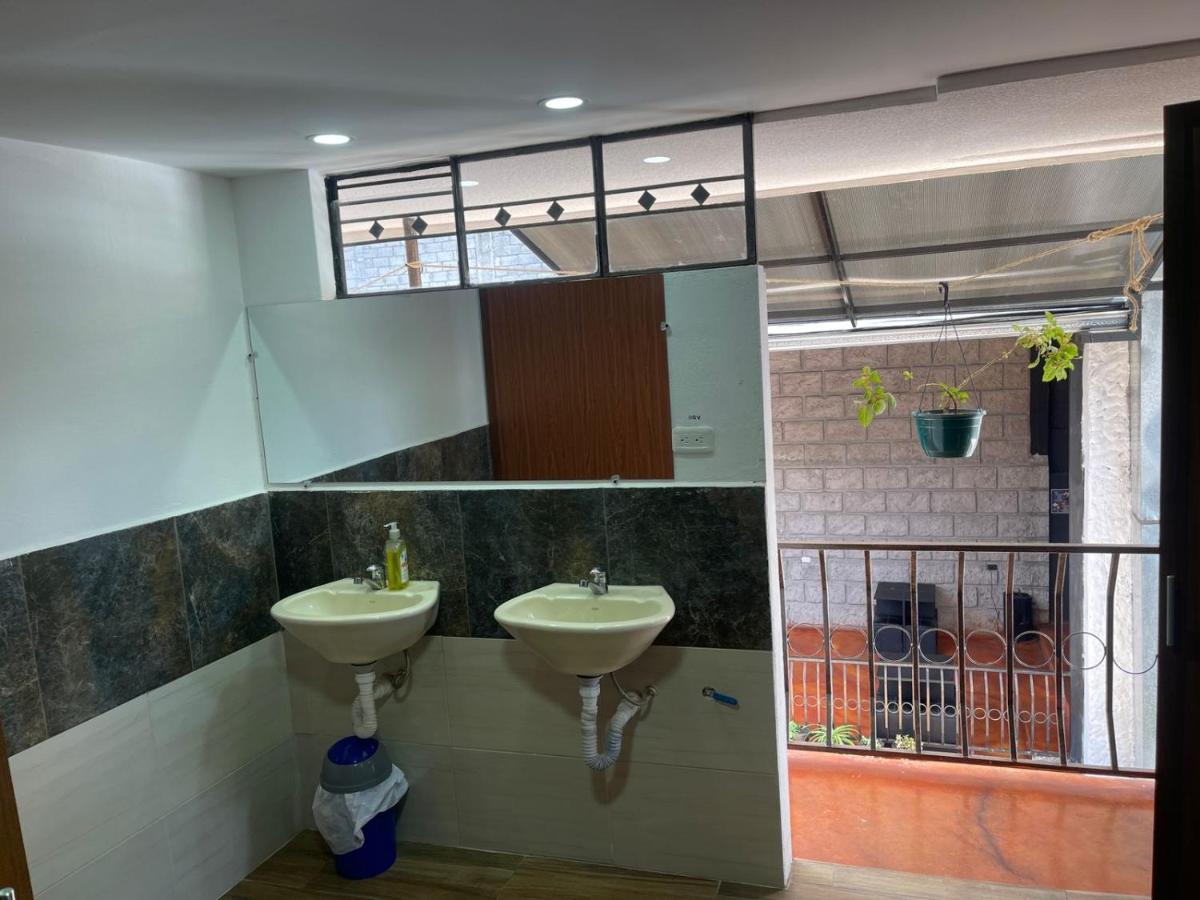 El Jardin Escondido Party Hostel 바뇨스 외부 사진
