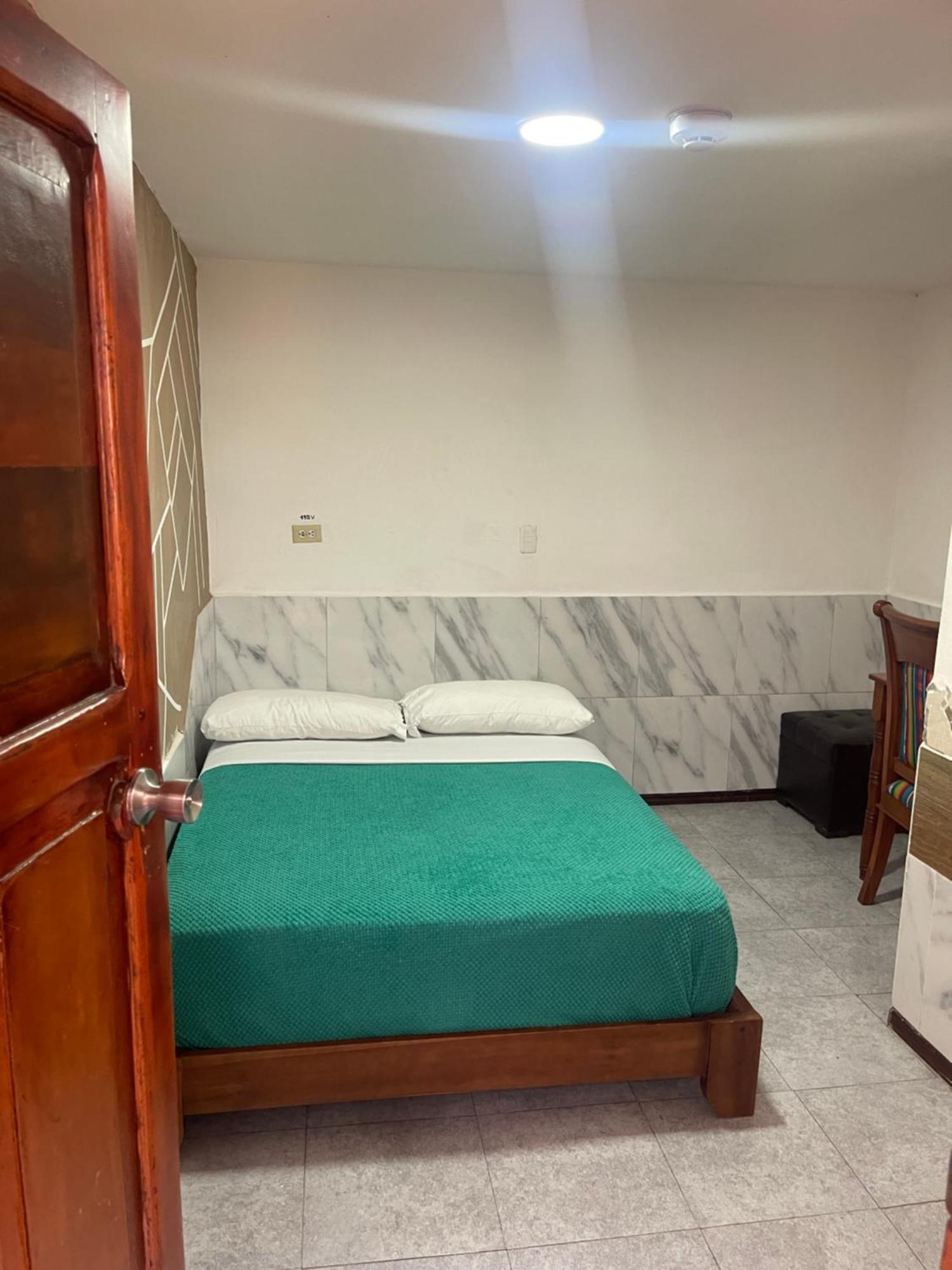 El Jardin Escondido Party Hostel 바뇨스 외부 사진