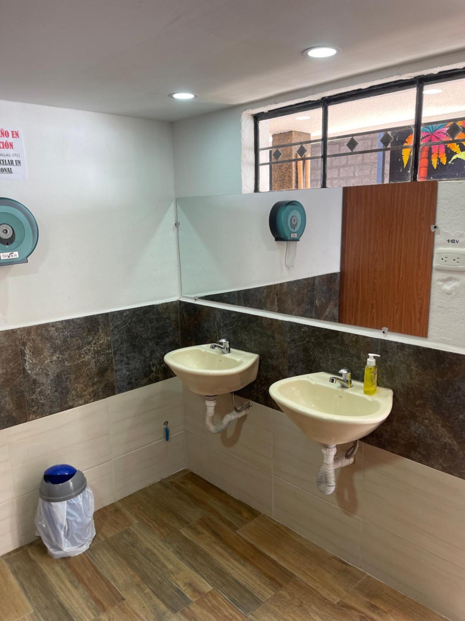El Jardin Escondido Party Hostel 바뇨스 외부 사진