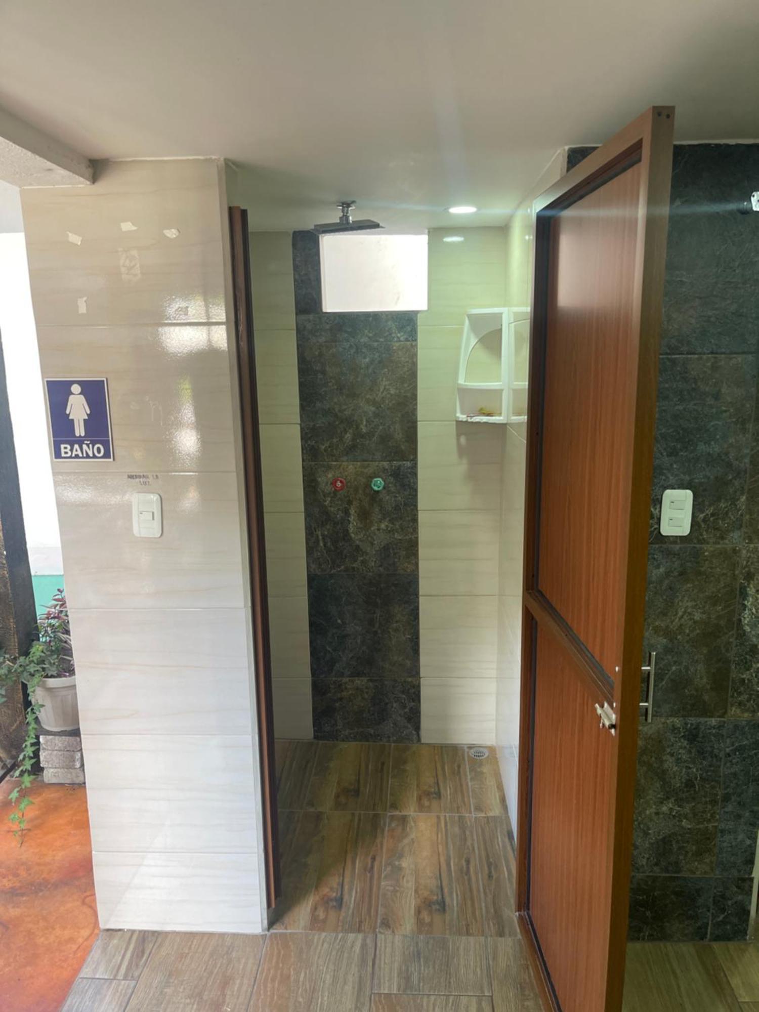 El Jardin Escondido Party Hostel 바뇨스 외부 사진